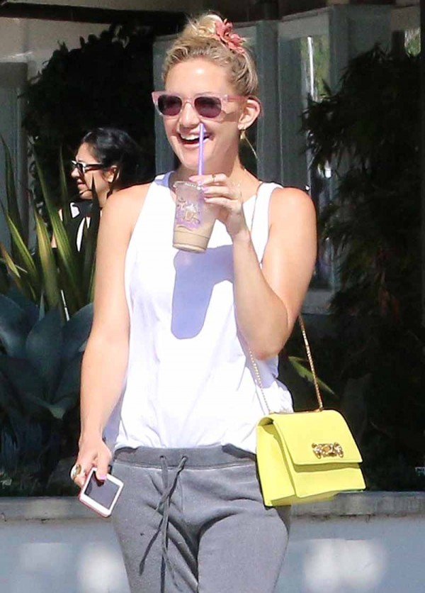 Kate Hudson gets an iced drink at The Coffee Bean & Tea Leaf in Malibu ***NO DAILY MAIL SALES***